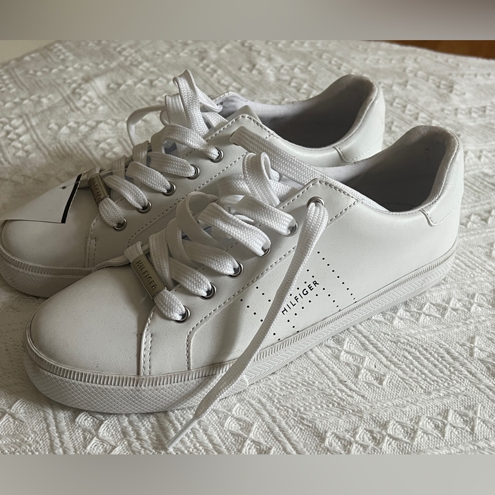 NWT Tommy Hilfiger White Sneakers